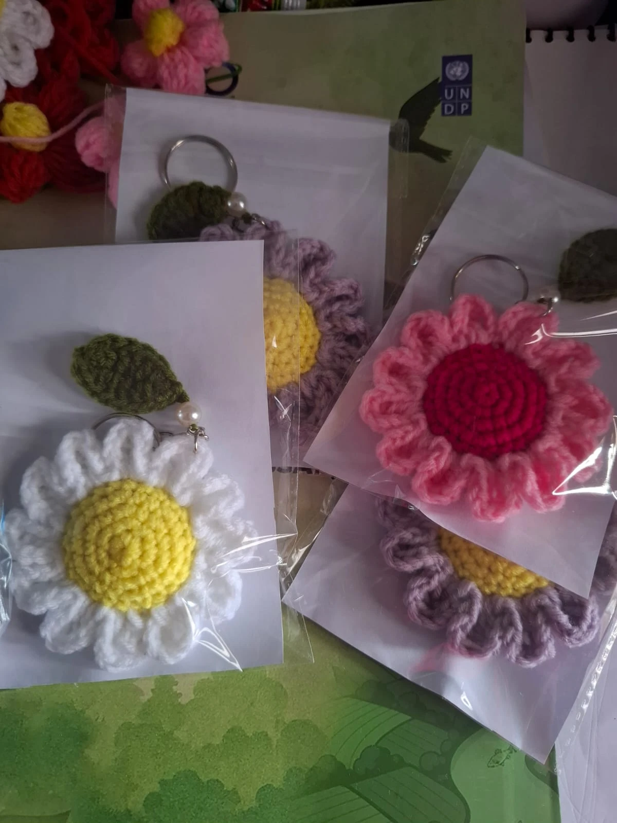 Crochet colorful daisy ke...